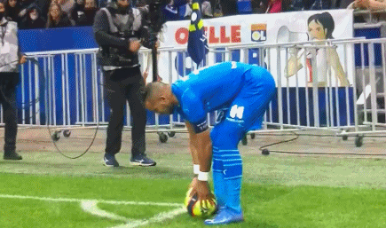 西甲半场：伦布雷拉斯闪击，亚马尔破门，巴萨2-1阿拉维斯（西甲半场战报：伦布雷拉斯开场闪击，亚马尔建功，巴萨2-1领先阿拉维斯）